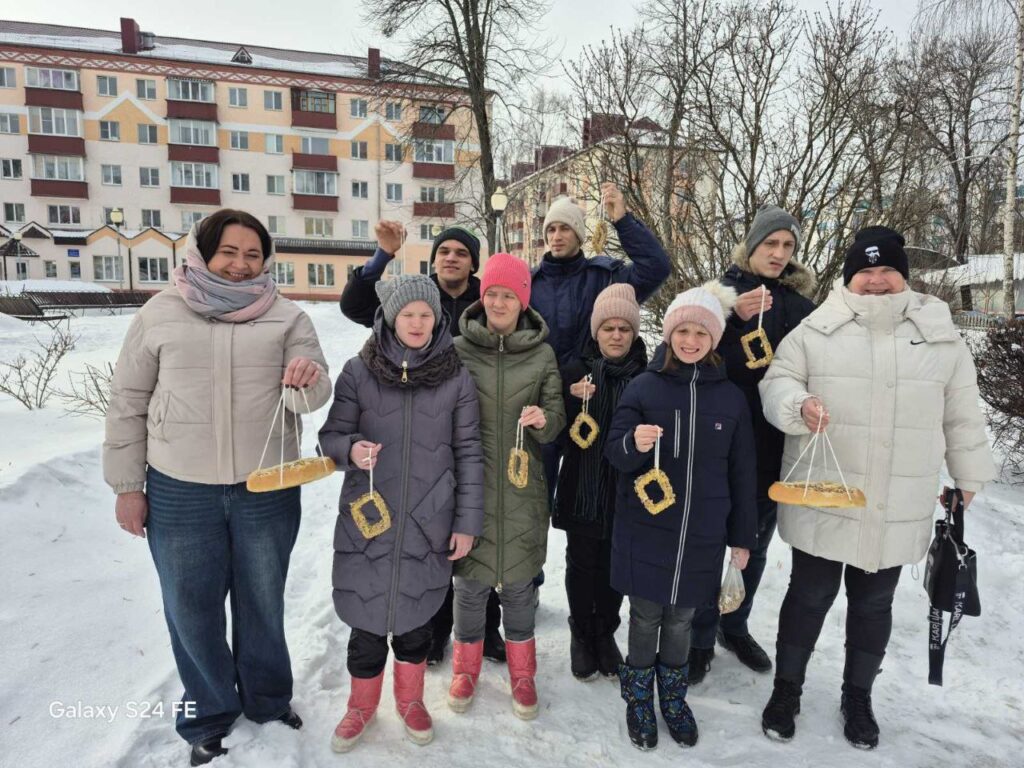 Помочь пережить пернатым февральские морозы помогли проживающие социального пансионата «Уютный»