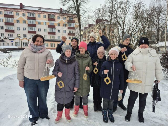 Помочь пережить пернатым февральские морозы помогли проживающие социального пансионата «Уютный»